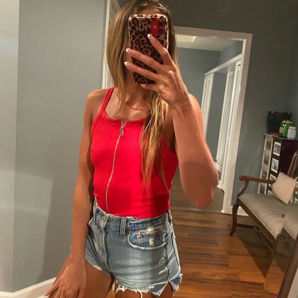 Vestique red crop top - Picture 2 of 3